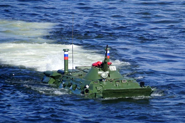 Severomorsk, Rusya - 30 Temmuz 2017: Gösteri büyük ölçekli saldırı savaş gemisi üzerinden saldırı Kola Bay kayan zırhlı personel taşıyıcıları ile. 