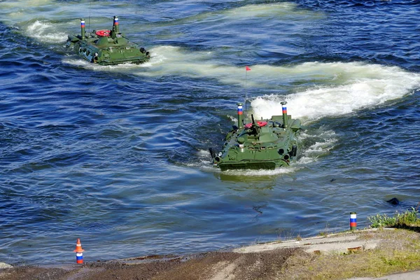 Severomorsk, Rusya - 30 Temmuz 2017: Gösteri büyük ölçekli saldırı savaş gemisi üzerinden saldırı Kola Bay kayan zırhlı personel taşıyıcıları ile. 