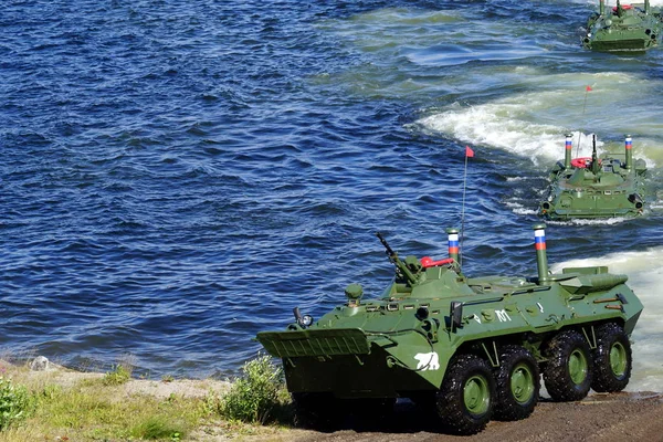 Severomorsk, Rusya - 30 Temmuz 2017: Gösteri büyük ölçekli saldırı savaş gemisi üzerinden saldırı Kola Bay kayan zırhlı personel taşıyıcıları ile. 