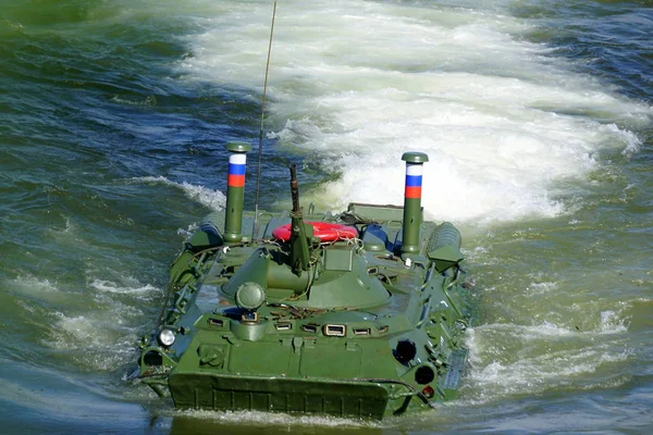 Severomorsk, Rusya - 30 Temmuz 2017: Gösteri büyük ölçekli saldırı savaş gemisi üzerinden saldırı Kola Bay kayan zırhlı personel taşıyıcıları ile. 