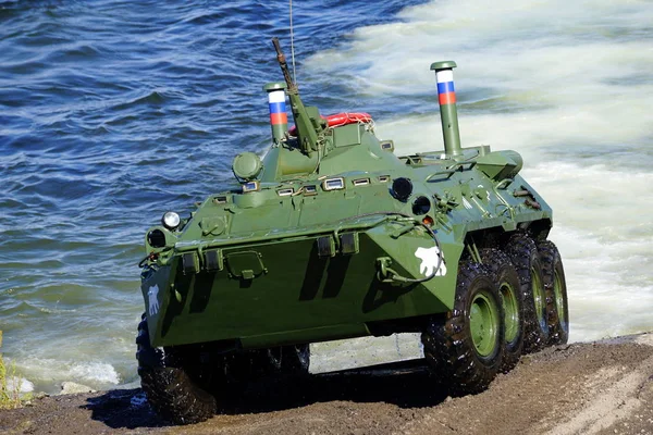 Severomorsk, Rusya - 30 Temmuz 2017: Gösteri büyük ölçekli saldırı savaş gemisi üzerinden saldırı Kola Bay kayan zırhlı personel taşıyıcıları ile. 