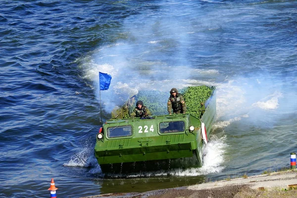 Severomorsk, Rusya - 30 Temmuz 2017: Gösteri büyük ölçekli saldırı savaş gemisi üzerinden saldırı Kola Bay kayan zırhlı personel taşıyıcıları ile. 