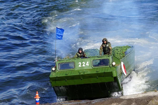 Severomorsk, Rusya - 30 Temmuz 2017: Gösteri büyük ölçekli saldırı savaş gemisi üzerinden saldırı Kola Bay kayan zırhlı personel taşıyıcıları ile. 