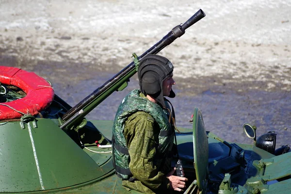 Severomorsk, Rusya - 30 Temmuz 2017: Gösteri büyük ölçekli saldırı savaş gemisi üzerinden saldırı Kola Bay kayan zırhlı personel taşıyıcıları ile. 