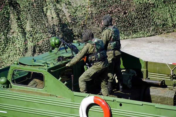 Severomorsk, Rusya - 30 Temmuz 2017: Gösteri büyük ölçekli saldırı savaş gemisi üzerinden saldırı Kola Bay kayan zırhlı personel taşıyıcıları ile. 