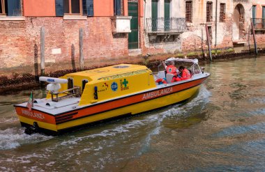 Venice, İtalya - 07 Mayıs 2018: tipik ambulans Venedik kanallar yelken. Doktorlar ile tıp tekneyi kurtarmak için.