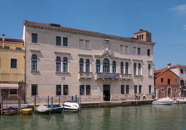 Venecia, Italia - 07 de mayo de 2018: Museo del vidrio en la isla de Murano. Venecia. De Italia. Detrás del Museo hay tiendas para la producción de vidrio . — Foto de Stock