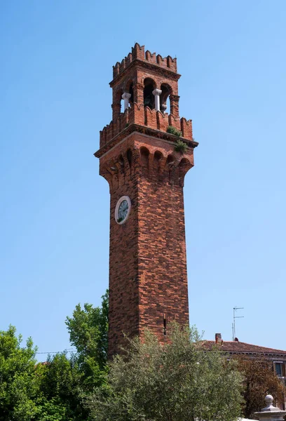 A torre sineira medieval, ou campanário, da igreja de San Stefano, Murano, Veneza — Fotografia de Stock