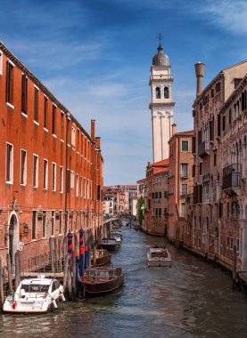 Venice kanalının görünümü. According kullanmak için. Sol tarafta karakol değil. Önde vinda çan kulesi Yunan Katedrali, St. George Kilisesi, eğimli. Venedik. İtalya