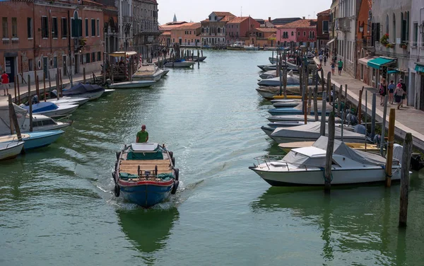 Isla de Murano en Venecia Italia. Vista sobre canal con barco y agua de lancha. Paisaje pintoresco. Vista tradicional de los canales venecianos — Foto de Stock