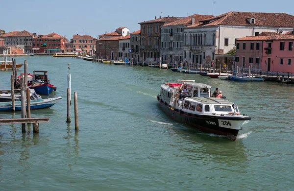 Isla de Murano en Venecia Italia. Vista sobre canal con barco y agua de lancha. Paisaje pintoresco. Vista tradicional de los canales venecianos — Foto de Stock