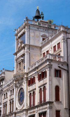 Piazza San Marco Venedik üzerinde uzun boylu Saat Kulesi. İtalya.