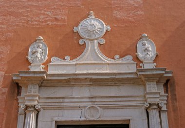 Venedik eski kilise kapı parçası. İtalya. Kapıyı bas-reliefs ve dekoratif öğeler ile süslüdür.