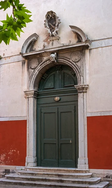 Deur Van Oude Kerk Venetië Italië Deur Versierd Met Bas — Stockfoto
