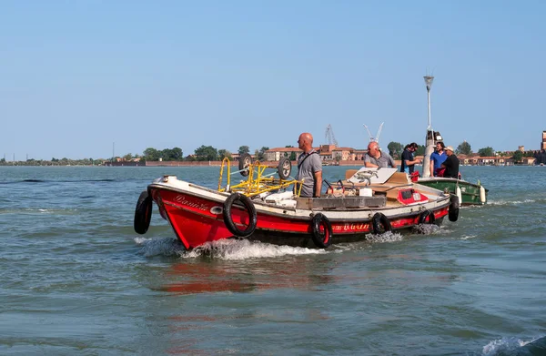 Venice Italy May 2018 Construction Workers Boat Venetian Lagoon Boat — Stock Photo, Image