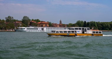 Venice, İtalya - 07 Mayıs 2018: nehir gezisi gemi nehir Kontes Croisi Avrupa Venedik tarafından. Gemi Venedik rıhtımda demirli. Venedik vaporetto ön planda olduğunu.
