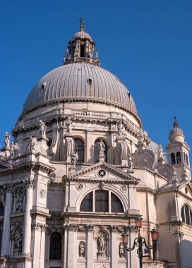 Santa Maria della Salute Venedik'te büyük kanal üzerinde katedral. İtalya. Bir kubbe ve heykeller binanın bir parçası olan dış cephesinde.