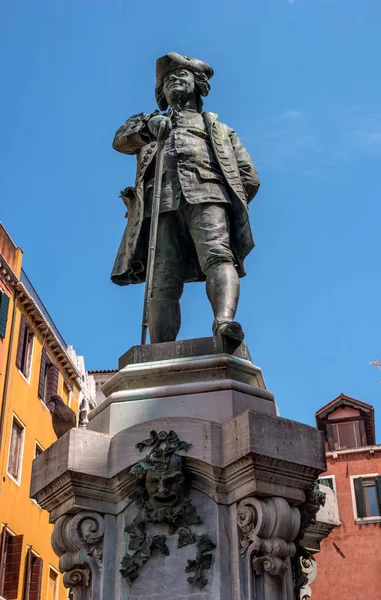 Venice, İtalya - 08 Mayıs 2018: Carlo Goldoni anıt. Carlo Goldoni bir büyük İtalyan oyun yazarı ve liyakat olduğunu. Venedik, Goldoni kendi avukat uygulaması başladı..