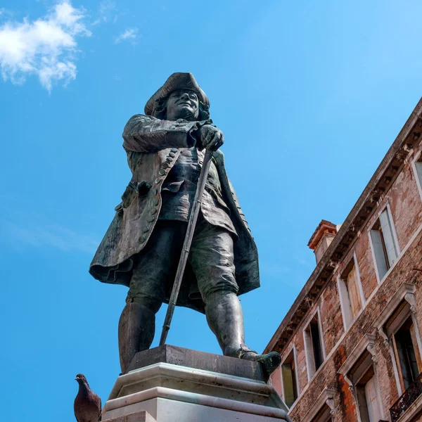 Venice, İtalya - 08 Mayıs 2018: Carlo Goldoni anıt. Carlo Goldoni bir büyük İtalyan oyun yazarı ve liyakat olduğunu. Venedik, Goldoni kendi avukat uygulaması başladı..