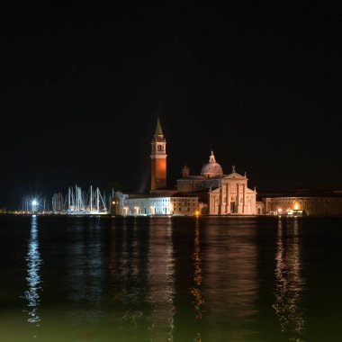 Kilise San Giorgio Maggiore Venedik, Andrea Palladio tarafından gece vurdu. İtalya. Kilisenin suya yansıyan.