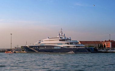 Venice, İtalya - 08 Mayıs 2018: Corinthia VII mega yat. Biri dünyanın en büyük motor yatlara Heidi Horten, dul Alman girişimci Helmut Horten tarafından sahibi olduğu.