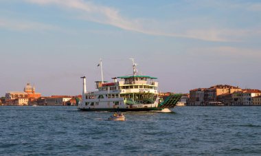 Venice, İtalya - 08 Mayıs 2018: feribot Marco Polo Venedik'te büyük kanal üzerinde yüzen 1,. Arabalar ve Venedik yolcular için Venedik çeşitli Adaları Feribot taşır.