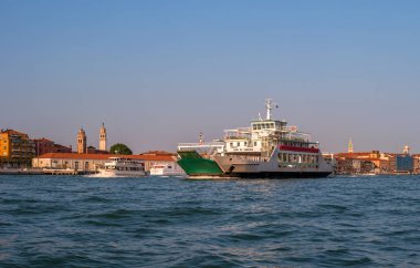 Venice, İtalya - 08 Mayıs 2018: feribot Marco Polo Venedik'te büyük kanal üzerinde yüzen 1,. Arabalar ve Venedik yolcular için Venedik çeşitli Adaları Feribot taşır.
