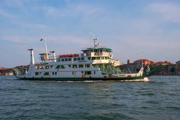 Venice, İtalya - 08 Mayıs 2018: feribot Marco Polo Venedik'te büyük kanal üzerinde yüzen 1,. Arabalar ve Venedik yolcular için Venedik çeşitli Adaları Feribot taşır.