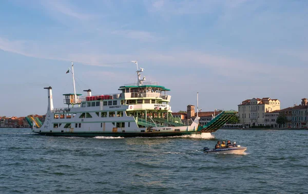 Venice, İtalya - 08 Mayıs 2018: feribot Marco Polo Venedik'te büyük kanal üzerinde yüzen 1,. Arabalar ve Venedik yolcular için Venedik çeşitli Adaları Feribot taşır.