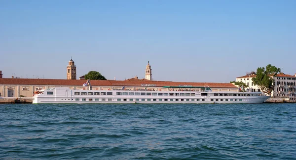 Bağlantı noktası Venedik terminal S. Basilio ile. River Cruise Gemi Michelangelo tarafından Croisi Avrupa Venedik.