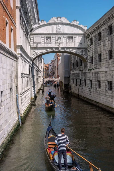 Veneza, Itália - 08 de maio de 2018: Ponte dos suspiros. A ponte dos suspiros liga o Palácio dos Doges e a antiga prisão veneziana. Gôndolas com turistas nadam sob a Ponte dos Suspiros — Fotografia de Stock