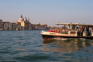Venice, İtalya - 07 Mayıs 2018: Vaporetto Venedik lagün yakın çekim su alanında. Turistler manzaraları görmek