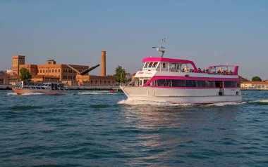Venice, İtalya - 07 Mayıs 2018: turistik gemi pembe Venedik canal Grande için. Turistler manzaraları fotoğraf. Arka plan bağlantı noktası Venedik ile terminal S. Basilio