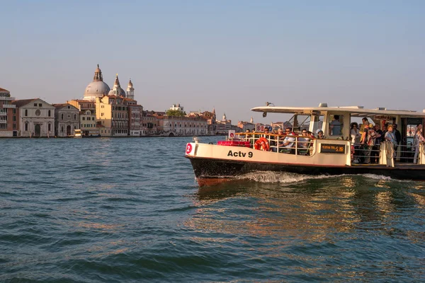 Venice, Italy - 07 May 2018: Vaporetto in the water area of the Venetian lagoon close-up. Tourists see the sights — Stock Photo, Image