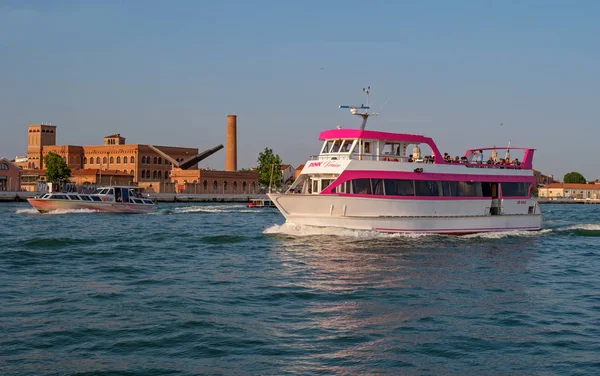Venice, İtalya - 07 Mayıs 2018: turistik gemi pembe Venedik canal Grande için. Turistler manzaraları fotoğraf. Arka plan bağlantı noktası Venedik ile terminal S. Basilio