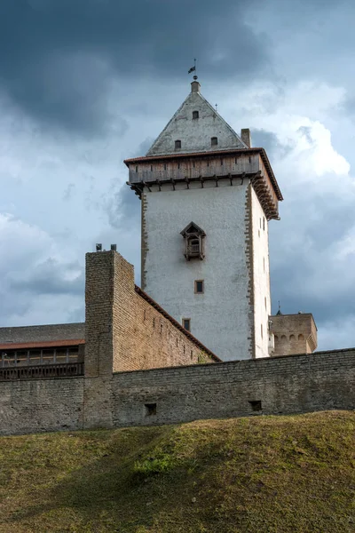 O Castelo Narva Herman-est. Hermanni linnus é um castelo medieval na cidade estoniana de Narva, às margens do rio Narva. A cidade de Narva fica na fronteira entre a Estônia e a Rússia. Estónia — Fotografia de Stock