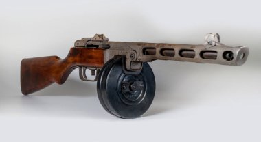 Hafif makineli tüfek ppsh-41 hafif bir arka plan üzerinde.