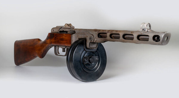 Пистолет-пулемет ppsh-41 на легком фоне
.