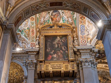 Bergamo, İtalya - 10 Mayıs 2018: Tavan ve alçı süsleri, Santa Maria Maggiore Bazilikası'na içinde duvar resimleri. Fayans resim sergisi ve sıva gücünüzü zenginlik ve çeşitli bocalama