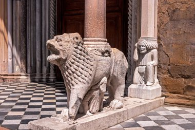 Santa Maria Maggiore Bazilikası'na girişinde aslan heykelleri. Bergamo, İtalya. Santa Maria Maggiore Bazilikası'na Bergamo en güzel kilisesidir