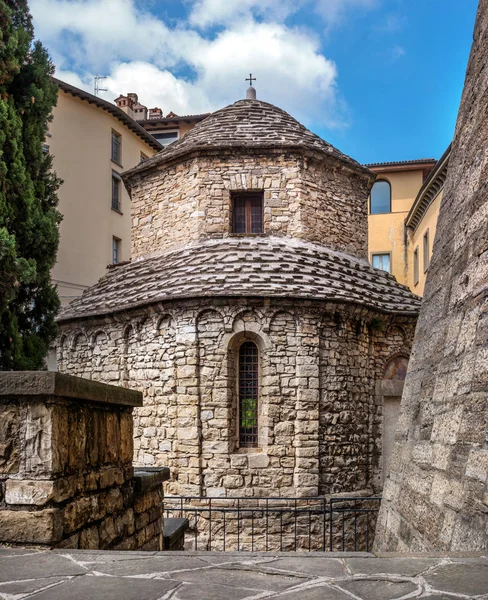 Tempietto di Santa Croce é uma capela romântica octogonal na parte alta da cidade de Bérgamo, Itália. — Fotografia de Stock