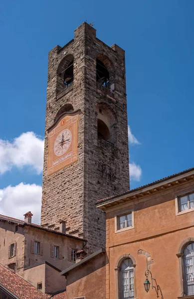 Bergamo, Itália - 10 de maio de 2018: Bell tower, clock tower. Arquitetura antiga da Cidade Velha ou Cidade Alta em Bérgamo. Torre sineira medieval com relógio em Bergamo — Fotografia de Stock