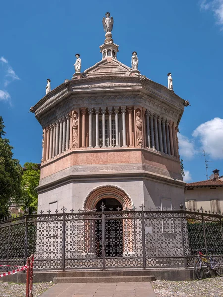 The octagonal baptistery, constructed in 1340 by Giovanni da Campione for the Basilica of Santa Maria Maggiore in the medieval upper city — Stock Photo, Image