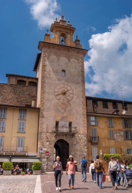 Bergamo, İtalya - 10 Mayıs 2018: Bergamo Saat Kulesi. Torre Dellorologio Piazza della Cittadella içinde. Turistler kare