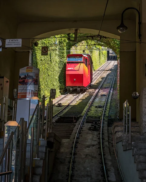 Funiculare San Vigilio Czerwony Kolejką Starego Miasta Bergamo Stacja Kolejki — Zdjęcie stockowe