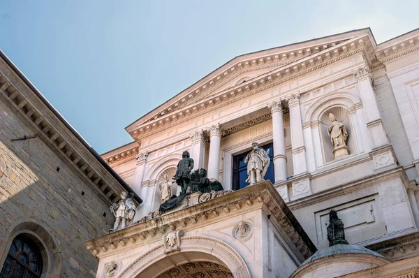 Facade of the Cathedral of Bergamo, Italy on a sunny day. The facade is decorated with sculptures — Stock Photo, Image