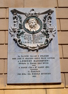 Bergamo, İtalya - 10 Mayıs 2018: Memorial tablet üzerinde hangi ünlü İtalyan şair Polina Grzymondi doğduğu ev. Edebiyat dünyasında o sevgili Sidonia biliniyordu
