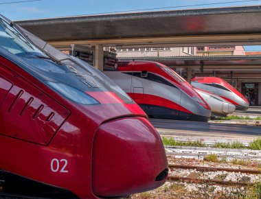 Venice, İtalya - 08 Mayıs 2018: Venedik Tren İstasyonu. Üst üste duran lokomotifler burun. Trenitalia İtalya ana tren işleçtir. Italo lokomotif ön planda olduğunu