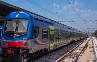 Venice, İtalya - 08 Mayıs 2018: Venedik tren istasyonunda tren Trenitalia. Yakın çekim. Tren ve vagonlar mavidir. Trenitalia ana tren işleçtir İtalya