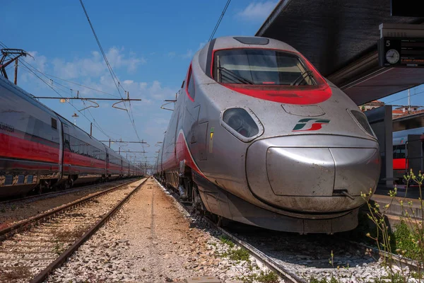 Βενετία, Ιταλία - 08 Μαΐου 2018: τρένο υψηλής ταχύτητας Trenitalia στο σιδηροδρομικό σταθμό της Βενετίας. Ατμομηχανή. Trenitalia είναι ο κύριος Σιδηροδρομικός φορέας στην Ιταλία. Στα αριστερά είναι το δεύτερο τρένο — Φωτογραφία Αρχείου